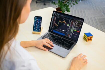 Beginner comparing brokerage accounts on a laptop for an Investing & Markets guide