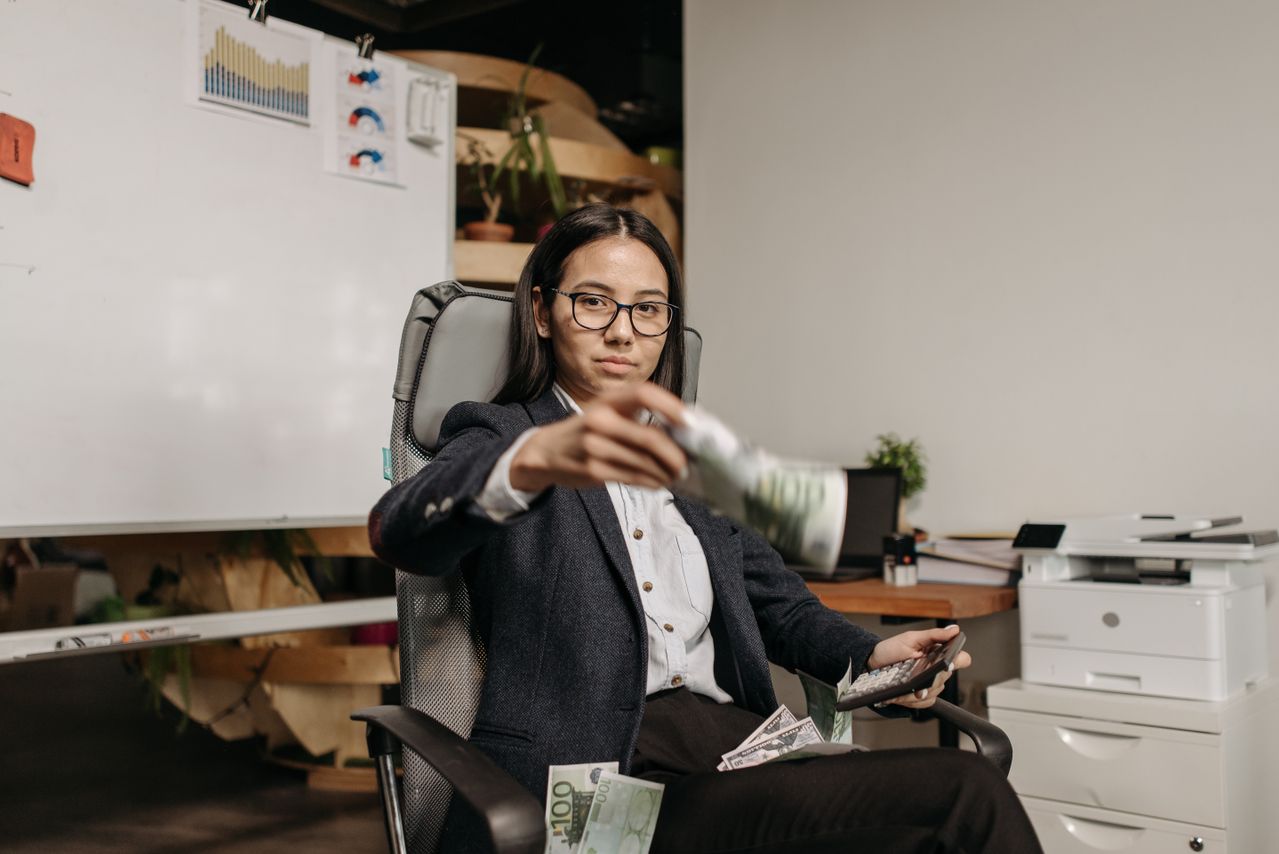 Freelancer working out hourly rates at a desk for side income and careers